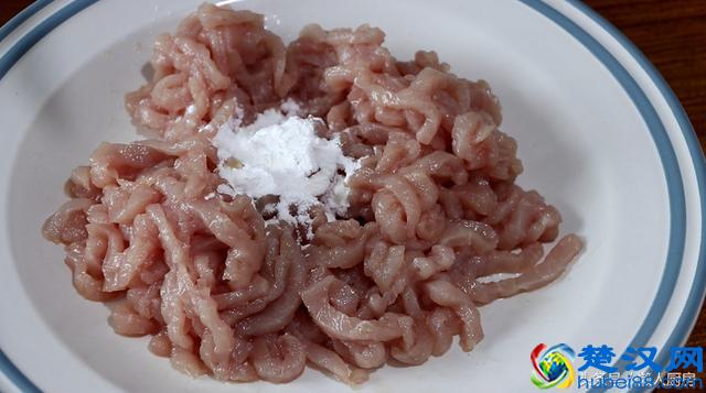 教你京酱肉丝的家常做法，肉丝嫩滑，酱香浓郁，简单摆盘更好看