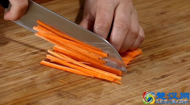 教你京酱肉丝的家常做法，肉丝嫩滑，酱香浓郁，简单摆盘更好看