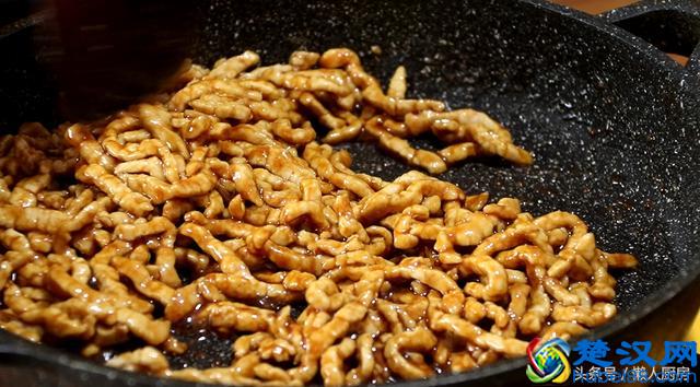 教你京酱肉丝的家常做法，肉丝嫩滑，酱香浓郁，简单摆盘更好看