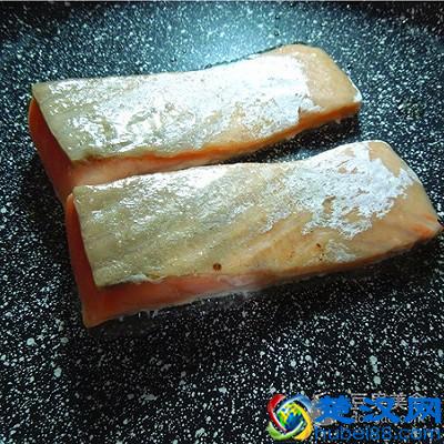 盐煎三文鱼的做法