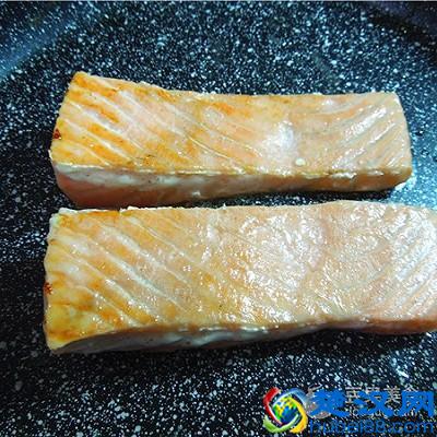 盐煎三文鱼的做法