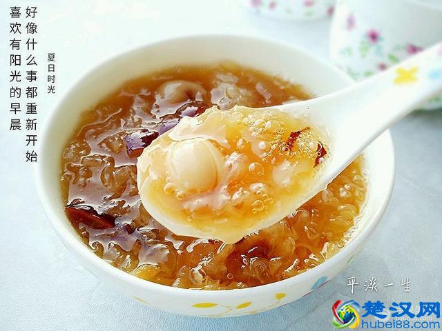 红枣莲子银耳羹的做法