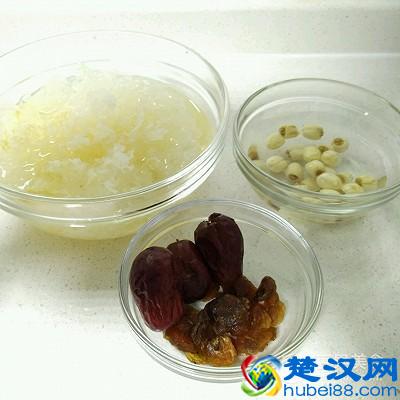 红枣莲子银耳羹的做法