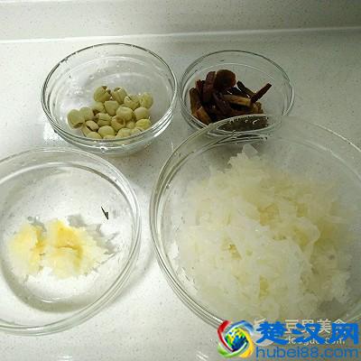 红枣莲子银耳羹的做法