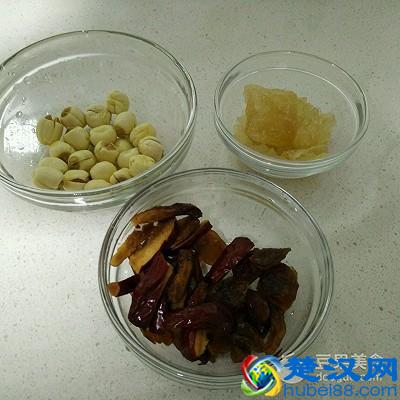 红枣莲子银耳羹的做法