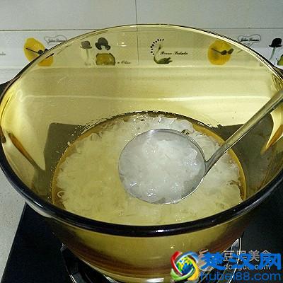 红枣莲子银耳羹的做法