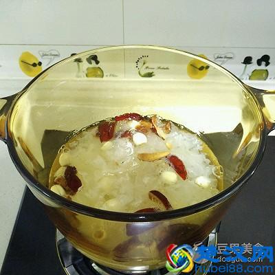 红枣莲子银耳羹的做法