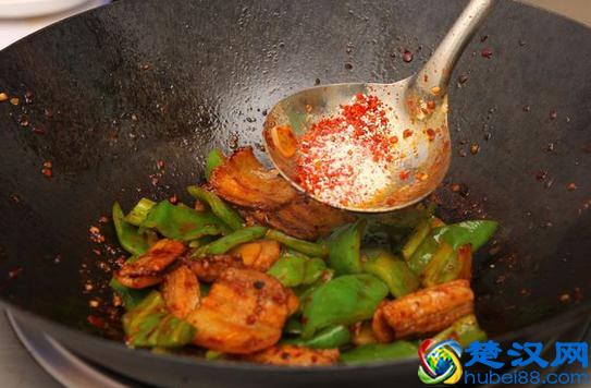 这样做的青椒回锅肉超级好吃，今天晚上就吃它了！