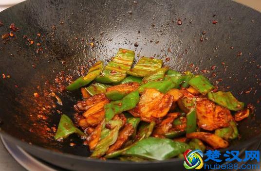 这样做的青椒回锅肉超级好吃，今天晚上就吃它了！