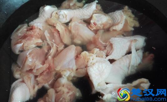 老公做了一道啤酒鸡，比啤酒鸭好吃多了！朋友都说好吃！