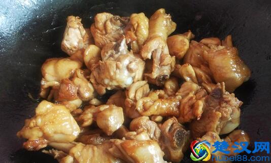 老公做了一道啤酒鸡，比啤酒鸭好吃多了！朋友都说好吃！