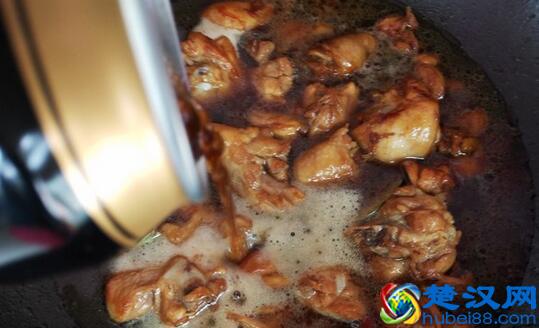 老公做了一道啤酒鸡，比啤酒鸭好吃多了！朋友都说好吃！