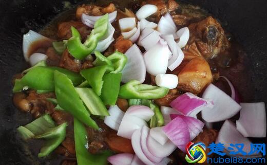 老公做了一道啤酒鸡，比啤酒鸭好吃多了！朋友都说好吃！