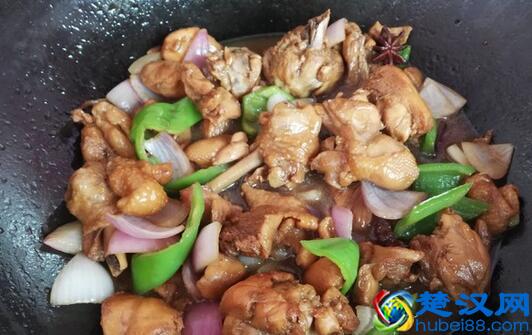 老公做了一道啤酒鸡，比啤酒鸭好吃多了！朋友都说好吃！