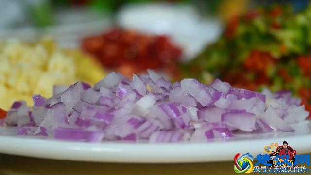 红烧鱼怎么做才能香辣可口，试试做法，普通人都能做出饭店的味道