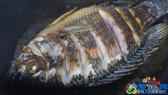 红烧鱼怎么做才能香辣可口，试试做法，普通人都能做出饭店的味道