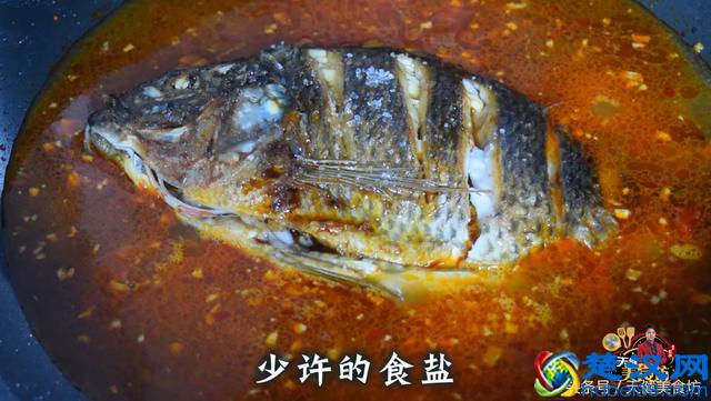红烧鱼怎么做才能香辣可口，试试做法，普通人都能做出饭店的味道