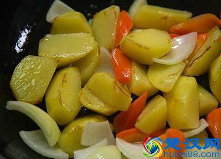 家常硬菜：土豆炖牛肉，巨好吃，详细做法分享