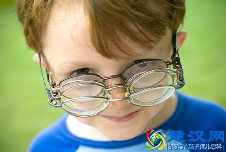 小孩眼睛近视怎么办，千万要重视起来，不然毁了孩子一生！