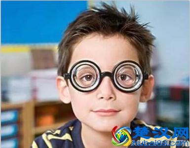 小孩眼睛近视怎么办，千万要重视起来，不然毁了孩子一生！