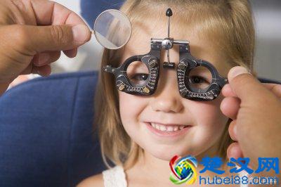 小孩眼睛近视怎么办，千万要重视起来，不然毁了孩子一生！