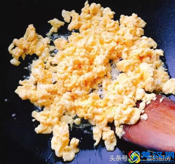 冬至日，教你10分钟包出韭菜饺子，并告诉你韭菜馅不出水的小秘密