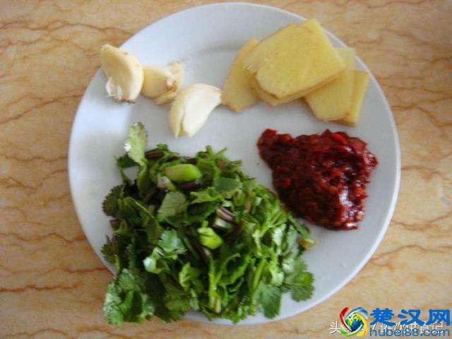 酱爆墨鱼仔这样做，看着都已经流口水了