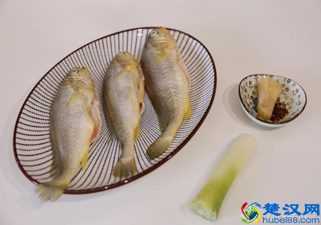 冰冻小黄鱼怎么做好吃？教您一招，入味又不腥！附煎鱼不粘的窍门