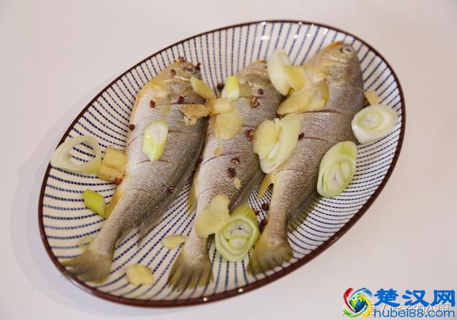 冰冻小黄鱼怎么做好吃？教您一招，入味又不腥！附煎鱼不粘的窍门