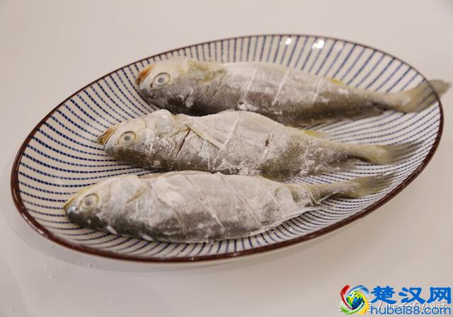 冰冻小黄鱼怎么做好吃？教您一招，入味又不腥！附煎鱼不粘的窍门