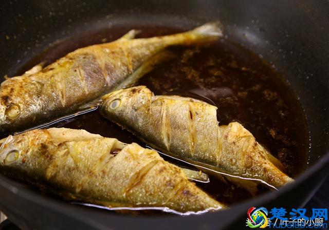 冰冻小黄鱼怎么做好吃？教您一招，入味又不腥！附煎鱼不粘的窍门