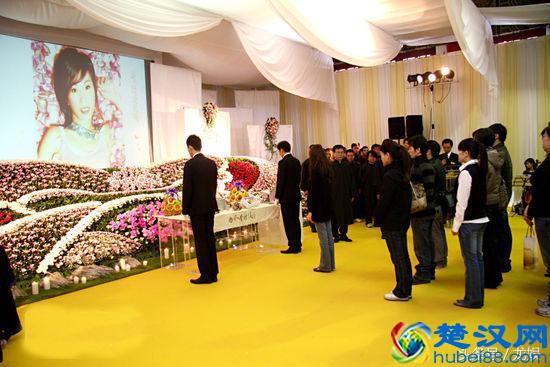 阿桑的童年很苦难，大龄出道的她却歌红人不红，34岁患癌去世！