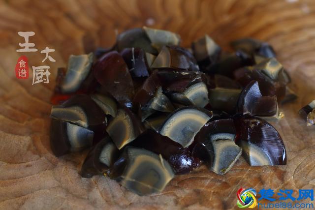 皮蛋瘦肉粥最正宗的做法，鲜咸美味，营养丰富，一家人都喜欢