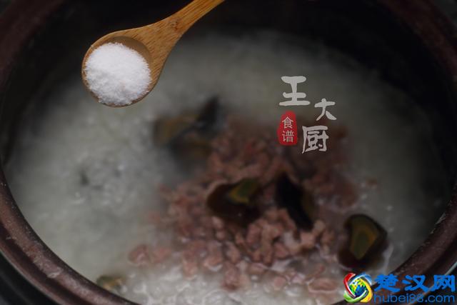 皮蛋瘦肉粥最正宗的做法，鲜咸美味，营养丰富，一家人都喜欢