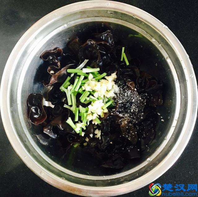 木耳怎样做清脆爽口？凉拌木耳的家常做法