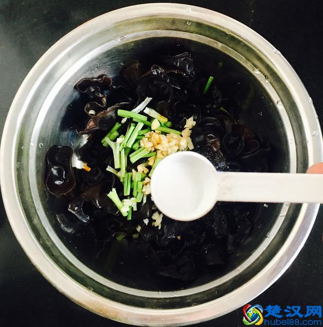 木耳怎样做清脆爽口？凉拌木耳的家常做法