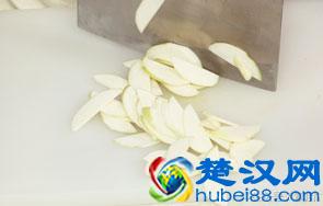 厨师长教你如何做茭白炒肉，茭白鲜嫩，口感清脆，关键是好吃不贵