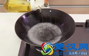 厨师长教你如何做茭白炒肉，茭白鲜嫩，口感清脆，关键是好吃不贵