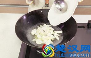 厨师长教你如何做茭白炒肉，茭白鲜嫩，口感清脆，关键是好吃不贵