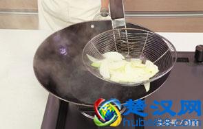 厨师长教你如何做茭白炒肉，茭白鲜嫩，口感清脆，关键是好吃不贵