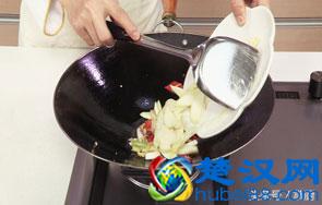 厨师长教你如何做茭白炒肉，茭白鲜嫩，口感清脆，关键是好吃不贵