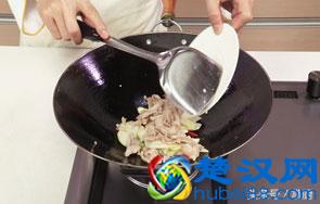 厨师长教你如何做茭白炒肉，茭白鲜嫩，口感清脆，关键是好吃不贵