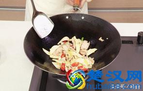 厨师长教你如何做茭白炒肉，茭白鲜嫩，口感清脆，关键是好吃不贵