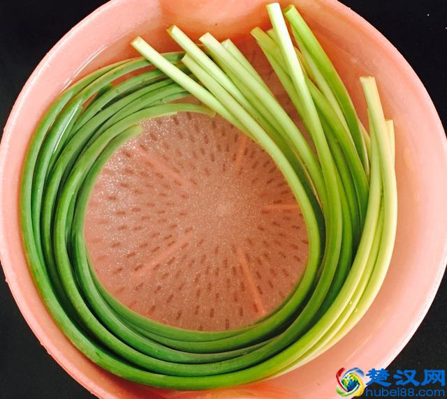 这样炒蒜苔配米饭太香了,蒜苔炒肉的家常做法