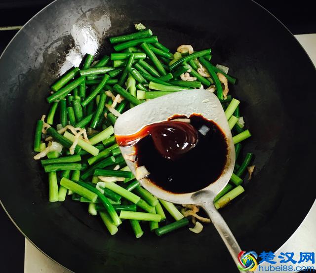 这样炒蒜苔配米饭太香了,蒜苔炒肉的家常做法