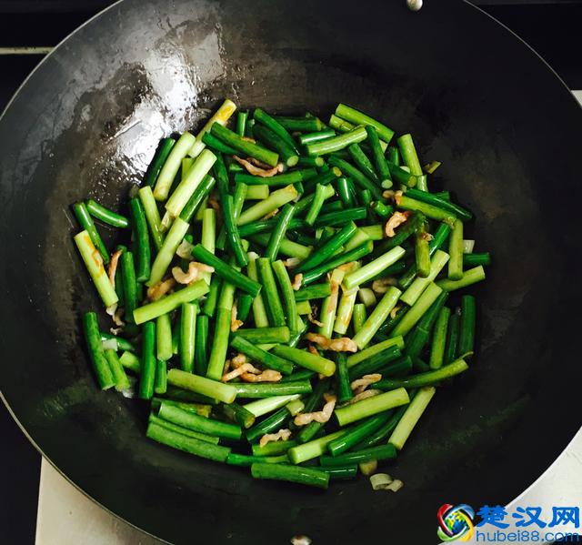 这样炒蒜苔配米饭太香了,蒜苔炒肉的家常做法