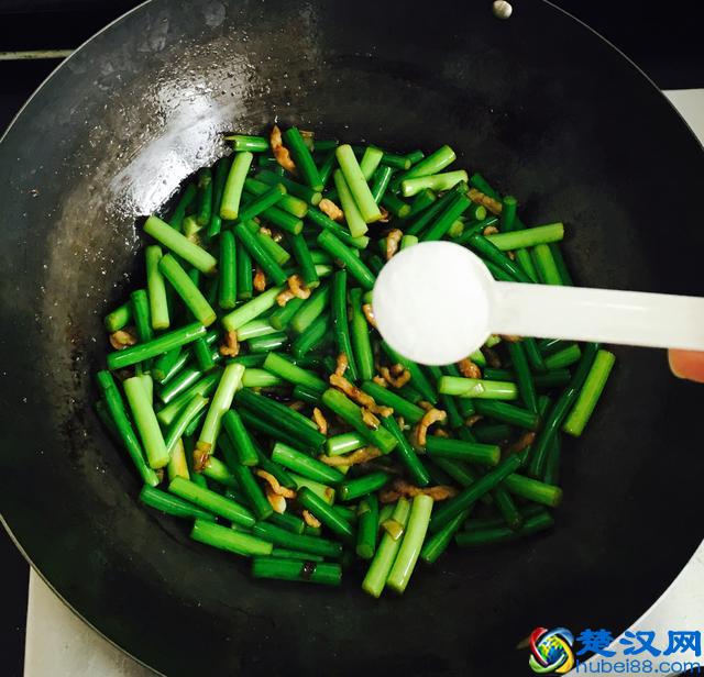 这样炒蒜苔配米饭太香了,蒜苔炒肉的家常做法