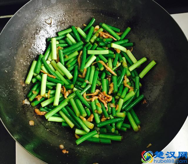 这样炒蒜苔配米饭太香了,蒜苔炒肉的家常做法