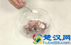 经典川菜水煮鱼片，手把手教你水煮鱼的做法，新手一样能搞定