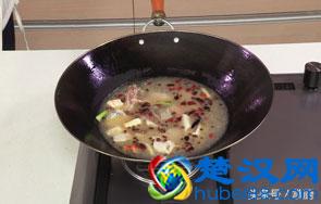 经典川菜水煮鱼片，手把手教你水煮鱼的做法，新手一样能搞定